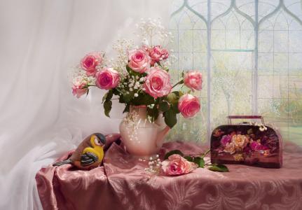 瓦伦蒂娜Kolova，静物，桌布，水罐，鲜花，玫瑰，满天星，面料，面纱，雕像，鸟，窗口，袋