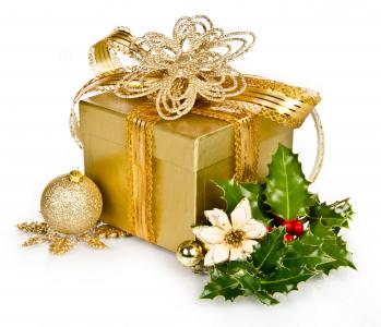 与一棵圣诞树，在白色背景上的礼品盒组成