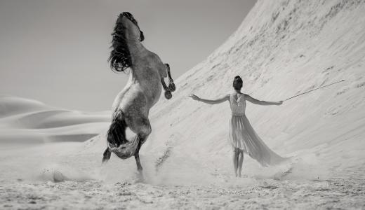 女孩，黑色和白色背景，沙子，马