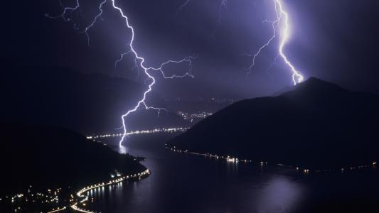闪电，元素，10亿伏，40万和城市，山脉，海湾，河流，危险