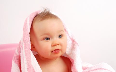 奇迹，婴儿在毛巾