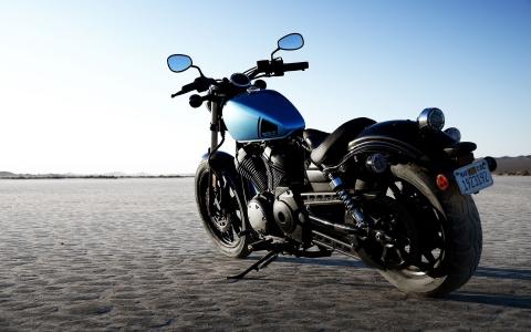 雅马哈螺栓，黑色和蓝色的摩托车