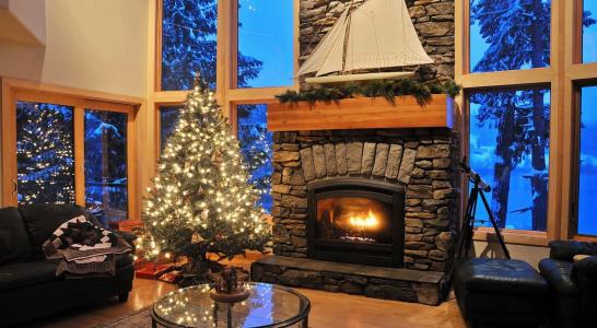 圣诞树，壁炉，家和舒适