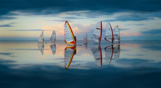 晚上的蝴蝶，帆，平静的水，天空的蓝色，由Alfredas Krivickas反射