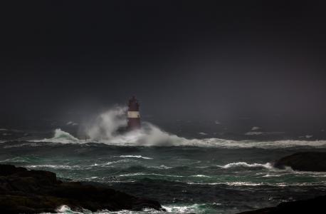海洋，灯塔，风暴，旋风，波浪，阴天，美丽，岩石，石头，黑暗的背景