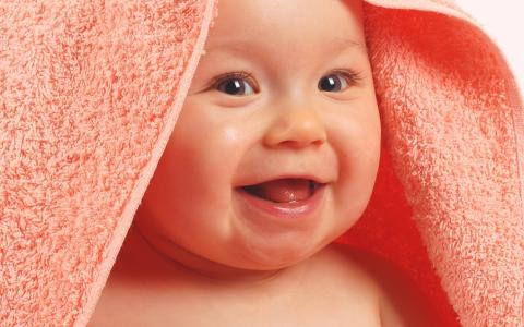 奇迹孩子在毛巾，微笑和爱