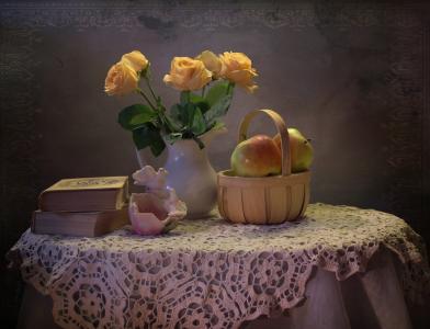 桌子，布，桌布，餐巾，篮子，水果，苹果，水罐，鲜花，玫瑰，书籍，花瓶，鸟