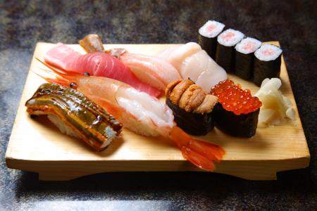 寿司，虾，白板，大米，鱼，红鱼子酱，卷