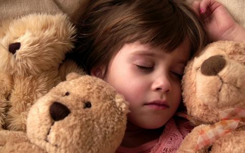 情绪，睡眠，孩子，情况，情境，情绪，玩具，熊，熊，女孩，女孩，休息，晚上，床，枕头，孩子们