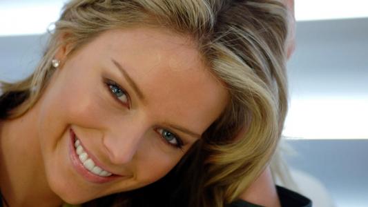 澳大利亚模特，电视节目主持人詹妮弗·霍金斯（Jennifer Hawkins），更名为2004年环球小姐