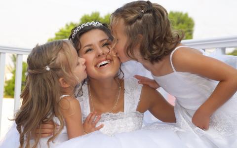 婚礼，新娘，孩子，笑声，祝贺，亲吻