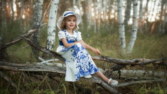 Aleksandr Myshkevich，孩子，女孩，裙子，模式，gzhel，帽子，性质，夏天，森林，草，树，桦木