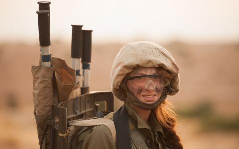 女孩在军队，武器，头盔，制服