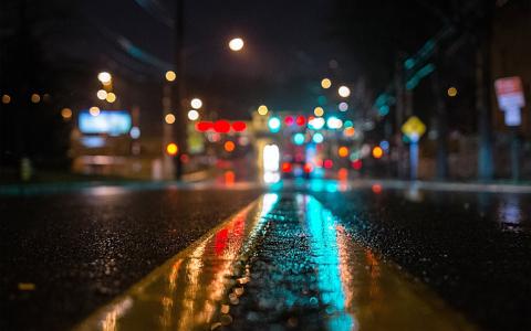 晚上，街，雨，多彩多姿的灯光，反射