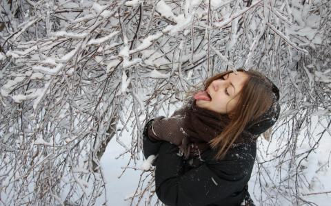女孩，舌头，冬天