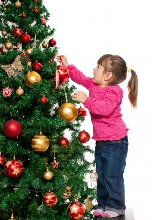 垂悬在树，白色背景的一个大红色球的小女孩