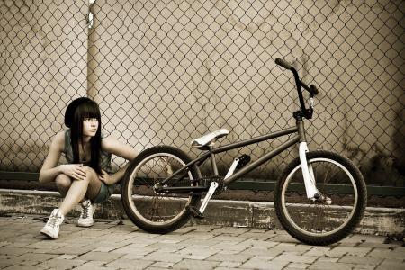 围栏，小轮车，自行车，女孩