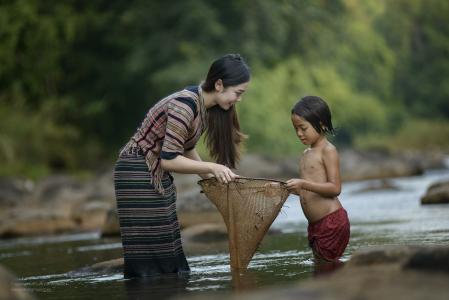 泰国，河，女人，母亲，女孩，女儿，鱼