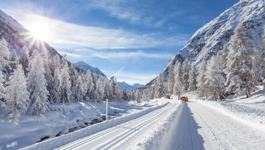 道路，汽车，冬天，雪，树，山，太阳