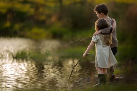卡特里娜帕里，孩子，女孩，男孩，朋友，自然，水，钓鱼，棍棒
