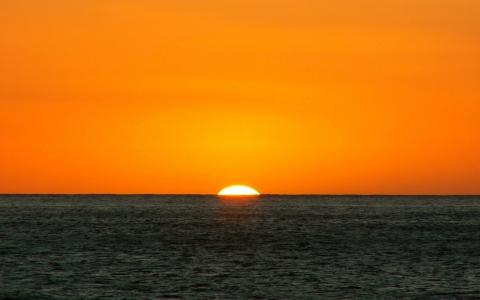 海，橙色的天空，夕阳的太阳