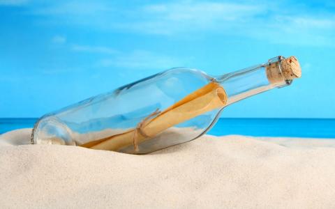 一个消息的瓶子，靠近水的沙子