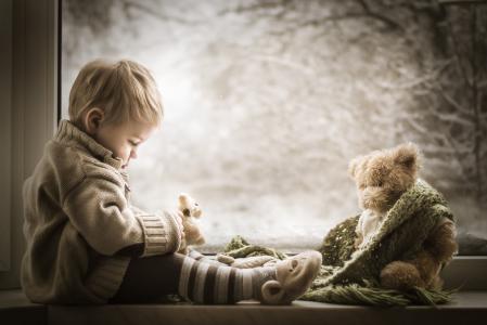 iwona podlasinska，孩子，婴儿，男孩，窗口，窗台，冬天，玩具，熊，围巾