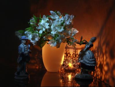 纳塔莉亚库德里亚夫塞娃，花瓶，鲜花，蜡烛，小雕像，小雕像