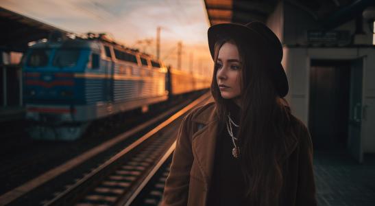 火车，火车站，晚上，女孩，帽子，铁轨，铁路