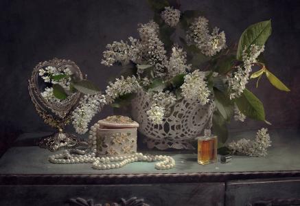 阿纳斯塔西娅Soloviova，床头柜，花瓶，树枝，樱桃，瓶，香水，香水，棺材，镜子，珠子，项链，珍珠