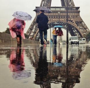 埃菲尔铁塔的一个片段，一条街，雨伞下的人，汽车，雨，秋天的巴黎