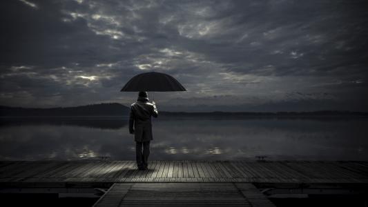 登船码头，雨伞下的男人，湖泊，遥远的海岸，阳光普照的阴暗天空，温和的悲伤，情绪