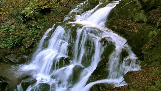 Shypod瀑布，喀尔巴阡山脉，山，石头，绿化