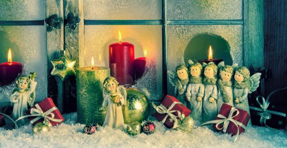 假期，新年，圣诞节，窗台，窗口，装饰，雪，小雕像，天使，蜡烛，玩具，球，盒子，礼物