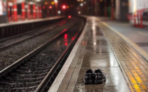 靴子，车站，铁轨
