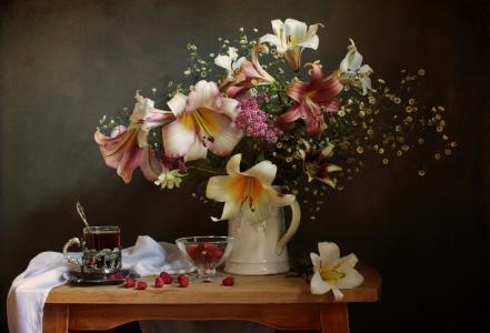 来自夏天的花束，鲜花，一杯茶，一个覆盆子，一个静物，甘乃娜加林娜