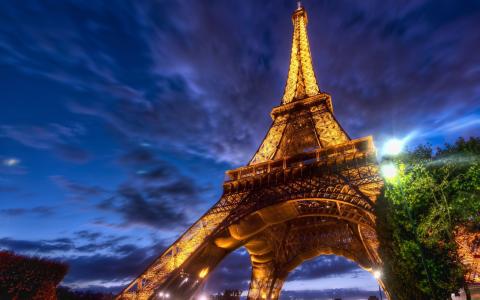 巴黎，艾菲尔铁塔，光，天空，树木