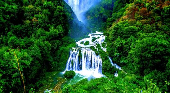 自然，山，瀑布，河，森林，绿色背景，美丽