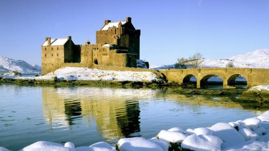 石头城堡，在池塘的岸边，下雪