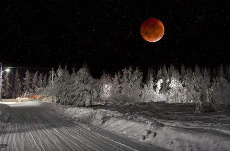 晚上，路，森林，雪，天空，红月亮，拉普兰