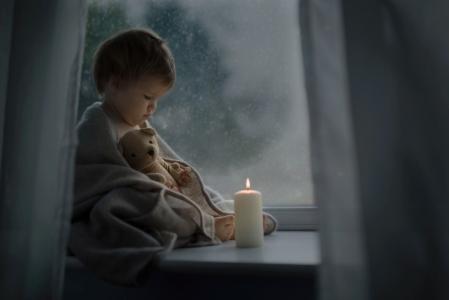 卡特里娜帕里，孩子，孩子，窗口，窗台，蜡烛，玩具，熊，头巾，晚上