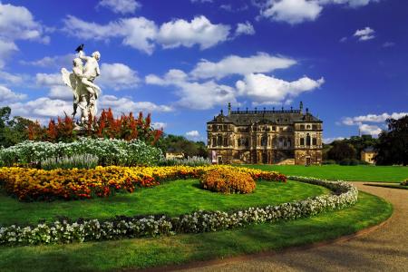 德国，德累斯顿，德累斯顿，宫殿，花园，草坪，树，雕塑，花圃，鲜花，天空，云