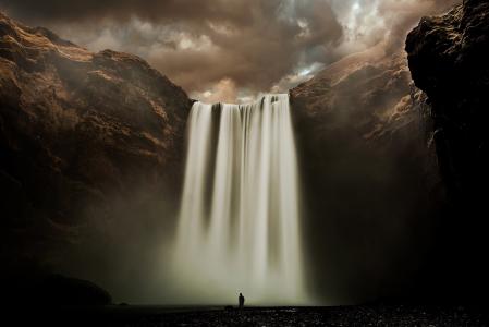 性质，瀑布，冰岛，黑暗的背景，多云