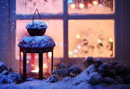 新年，圣诞快乐，灯笼，窗口，冬天，雪，蜡烛，窗口，雪花，圣诞节精神，新年，圣诞快乐，灯笼，窗口，冬天，雪，蜡烛，窗口，雪花