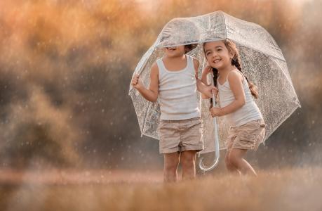 Lilia Alvarado，孩子，男孩，女孩，夫妇，笑，雨伞，雨