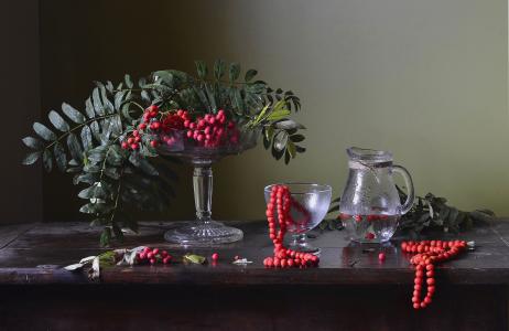 Oksana Evkodimova，表，花瓶，玻璃，水罐，分支机构，浆果，山灰，珠子