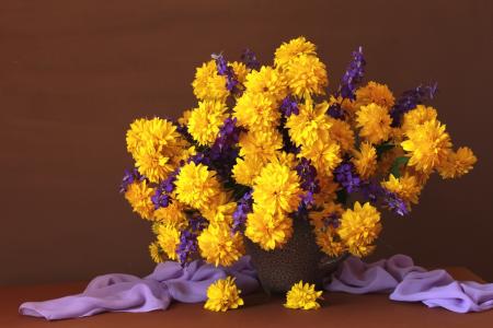 花瓶，鲜花，黑心，金球，围巾