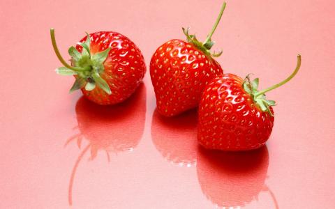 草莓，草莓，浆果，粉红色的背景