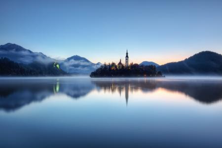 苍白的湖，斯洛维尼亚，雾