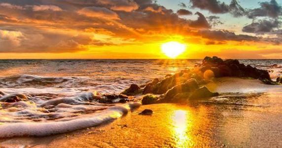 海，波浪，石头，美丽的夕阳